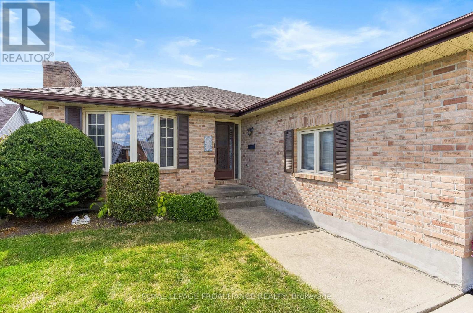 208 Beley Street, Brockville, Ontario  K6V 6Z8 - Photo 2 - X12574570