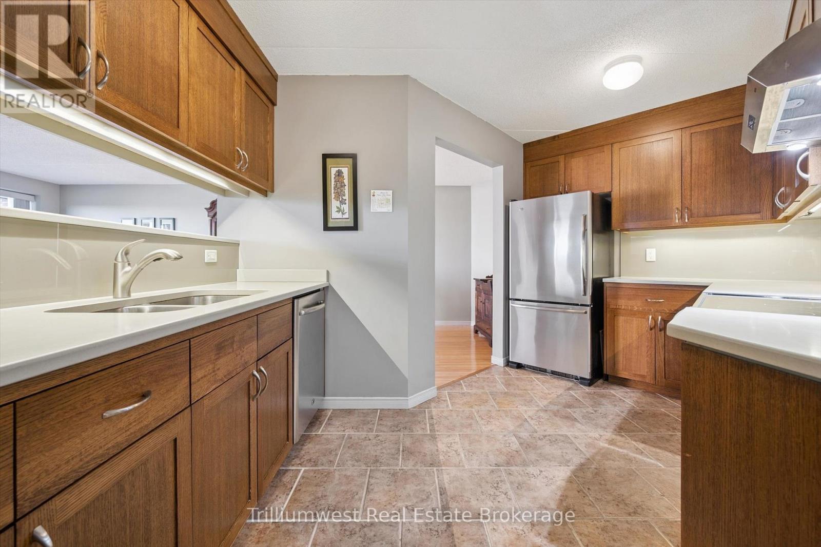 705 - 8 Christopher Court, Guelph, Ontario  N1G 4N7 - Photo 10 - X12574354