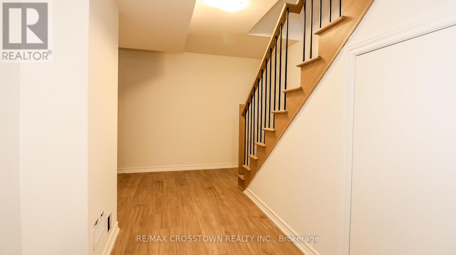 Unit 18 - 2029 Matteer Court, Innisfil, Ontario  L9S 4T9 - Photo 4 - N12574352