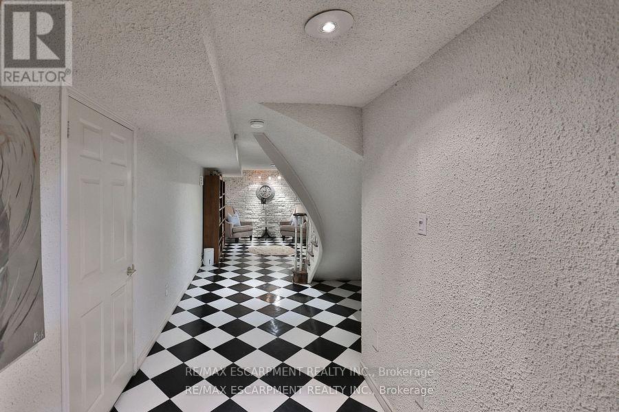 3555 Kingbird Court, Mississauga, Ontario  L5L 2P9 - Photo 33 - W12574392