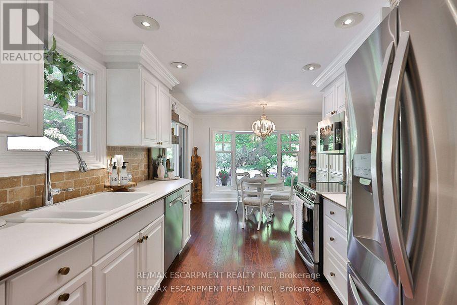 3555 Kingbird Court, Mississauga, Ontario  L5L 2P9 - Photo 7 - W12574392