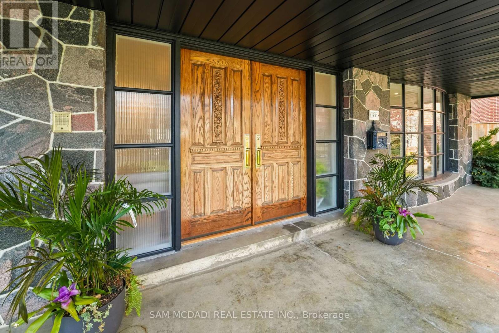 22 Richdale Court, Toronto, Ontario  M9B 5Y9 - Photo 2 - W12574394