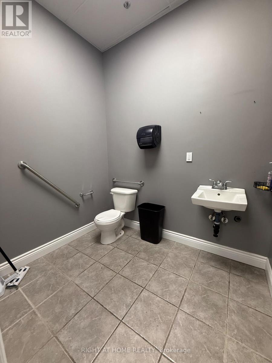 105 - 1 De Boers Drive, Toronto, Ontario  M3J 0G6 - Photo 11 - W12574470