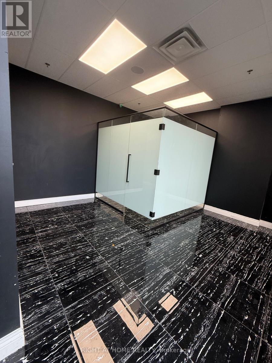 105 - 1 De Boers Drive, Toronto, Ontario  M3J 0G6 - Photo 2 - W12574470