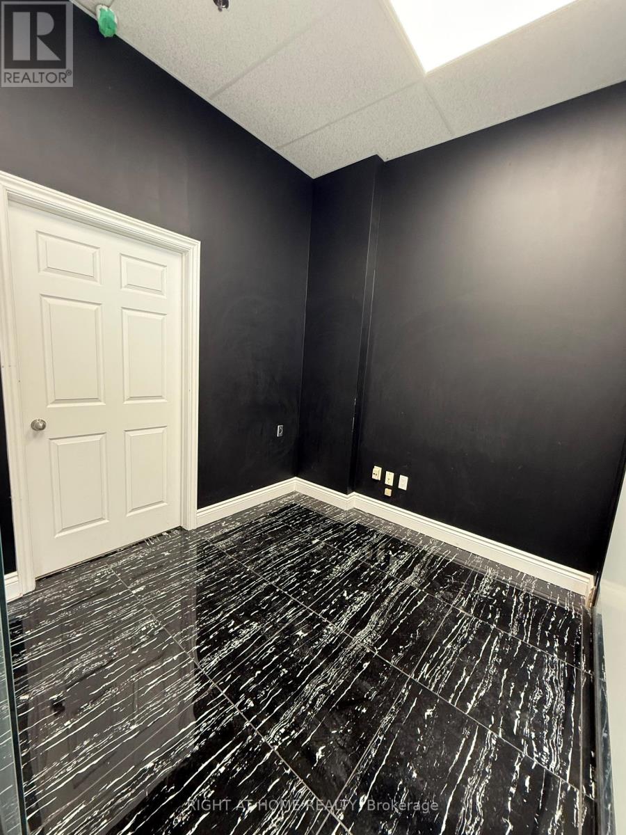 105 - 1 De Boers Drive, Toronto, Ontario  M3J 0G6 - Photo 6 - W12574470