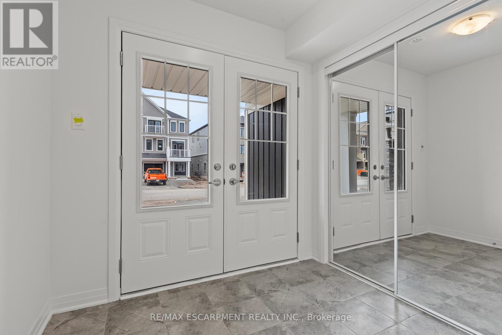 62 Pogie Drive, Welland, Ontario  L3B 6A7 - Photo 3 - X12574336