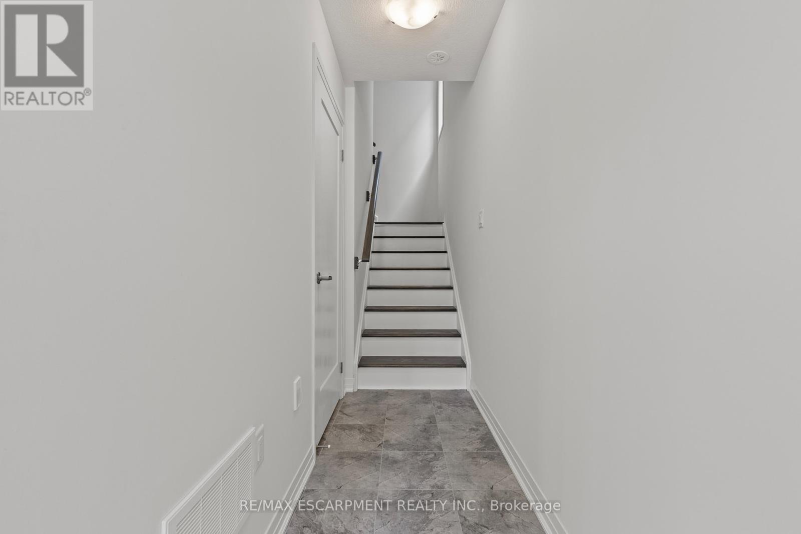 62 Pogie Drive, Welland, Ontario  L3B 6A7 - Photo 4 - X12574336