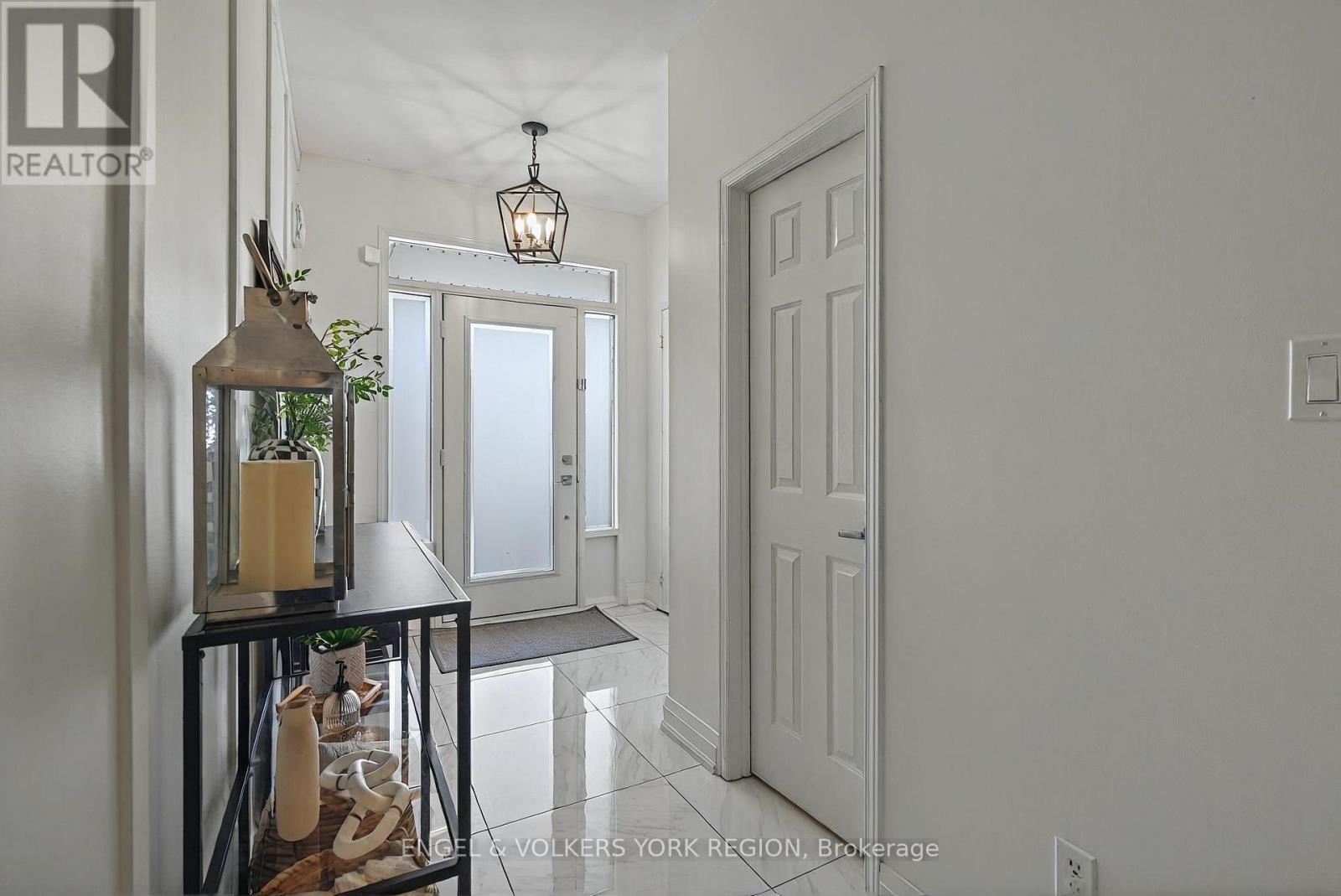 7 London Pride Drive, Richmond Hill, Ontario  L4E 0X3 - Photo 5 - N12412409