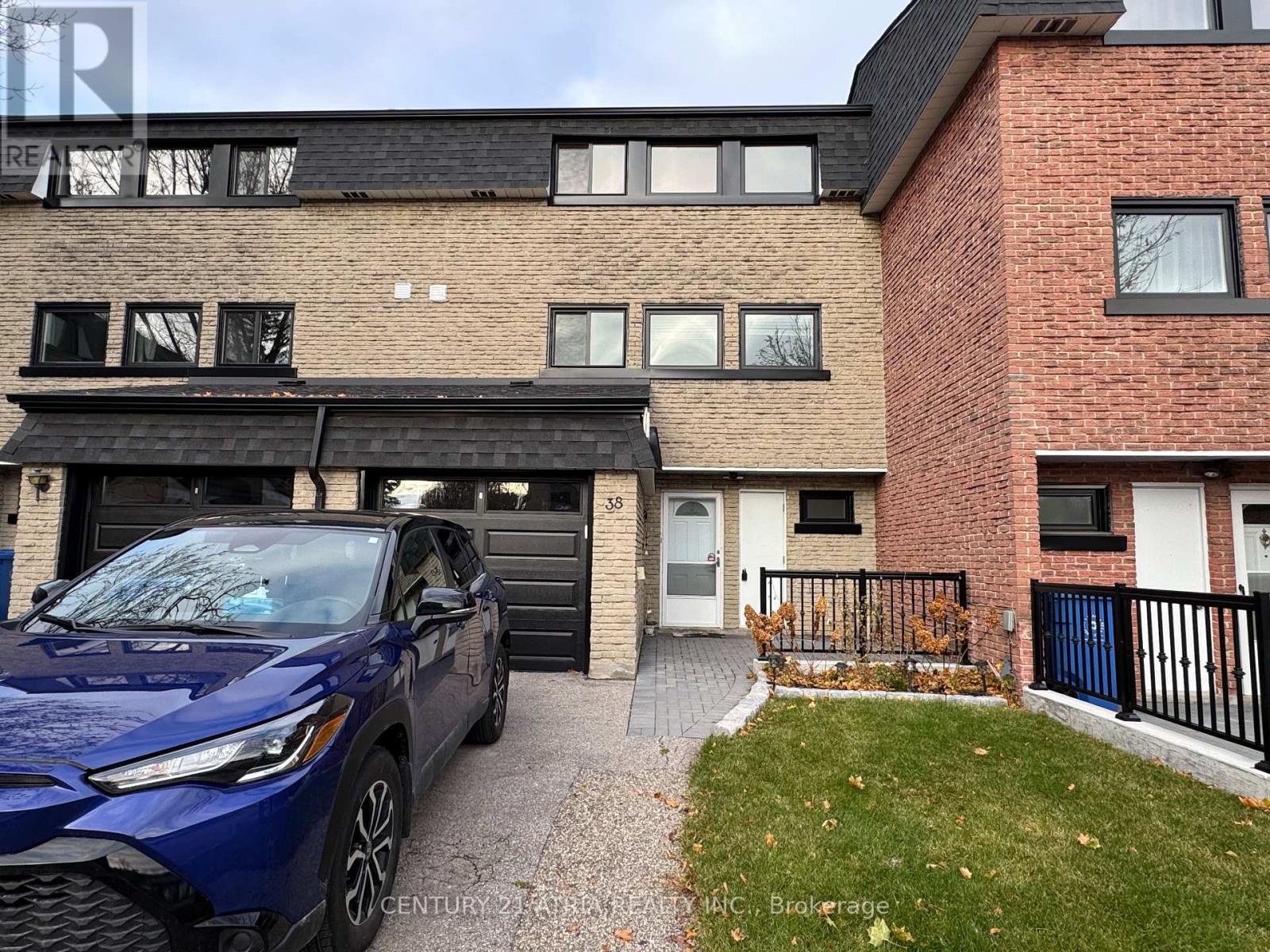 38 HENDERSON DRIVE, Aurora, Ontario
