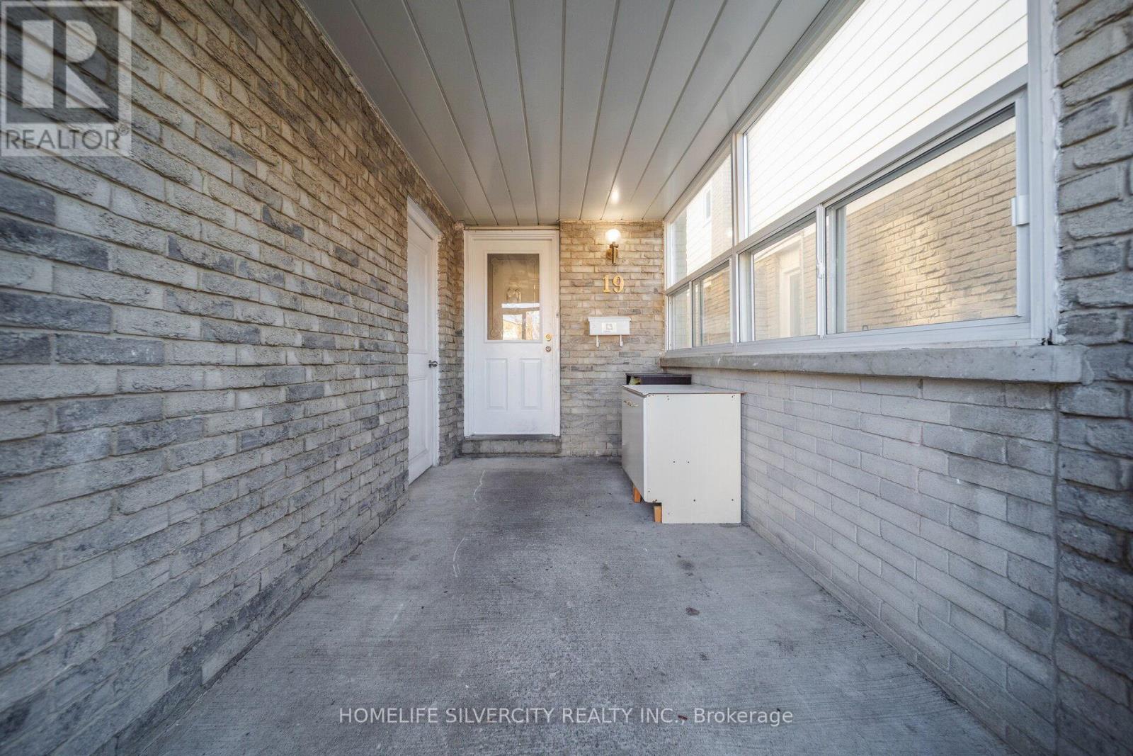 19 Pickard Lane, Brampton, Ontario  L6Y 2M4 - Photo 3 - W12574690