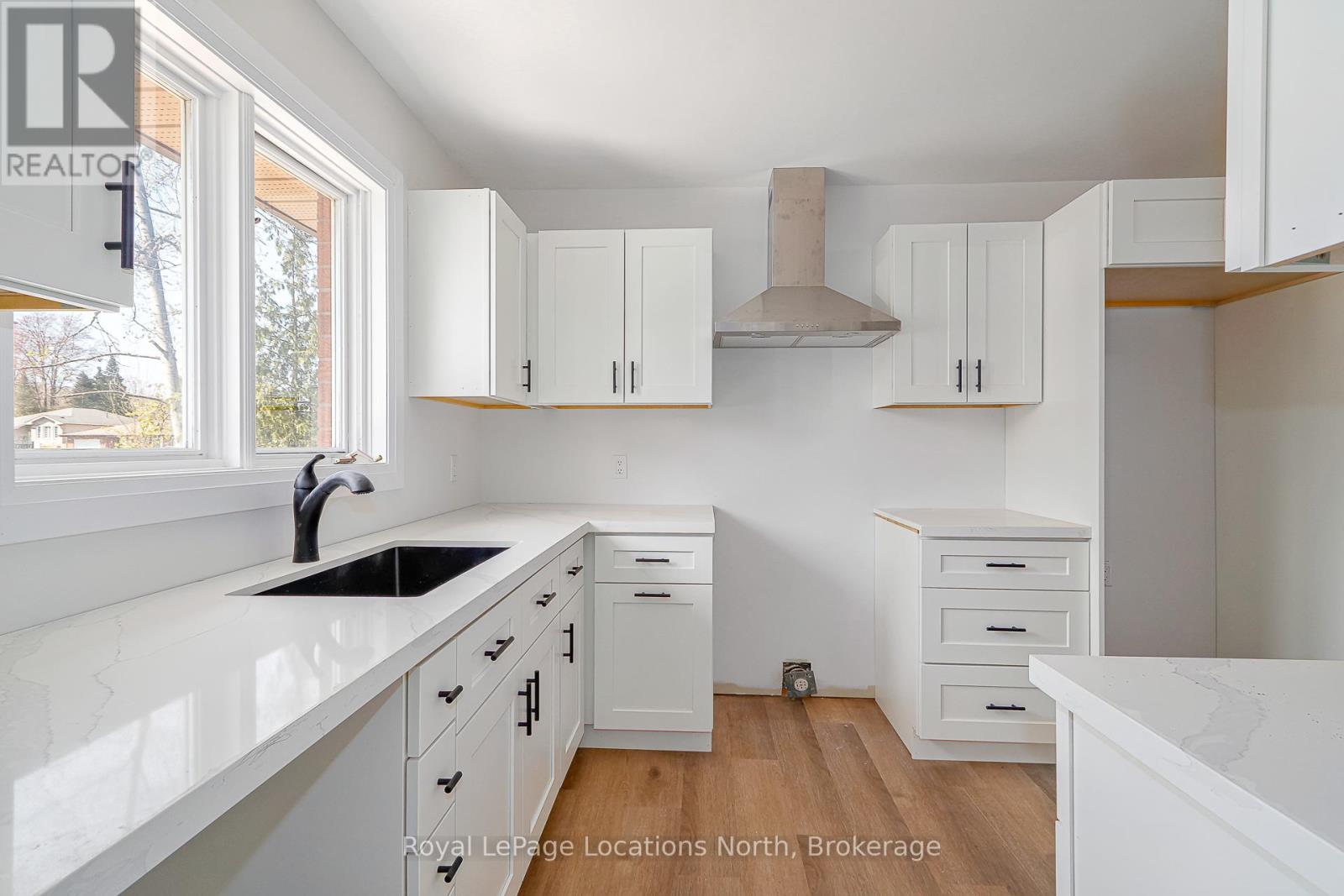 11 Lisbon Court, Wasaga Beach, Ontario  L9Z 1L2 - Photo 6 - S12574740