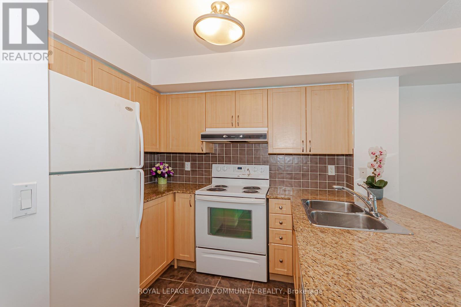 1201 - 75 South Town Centre Boulevard, Markham, Ontario  L6G 0B3 - Photo 6 - N12574432