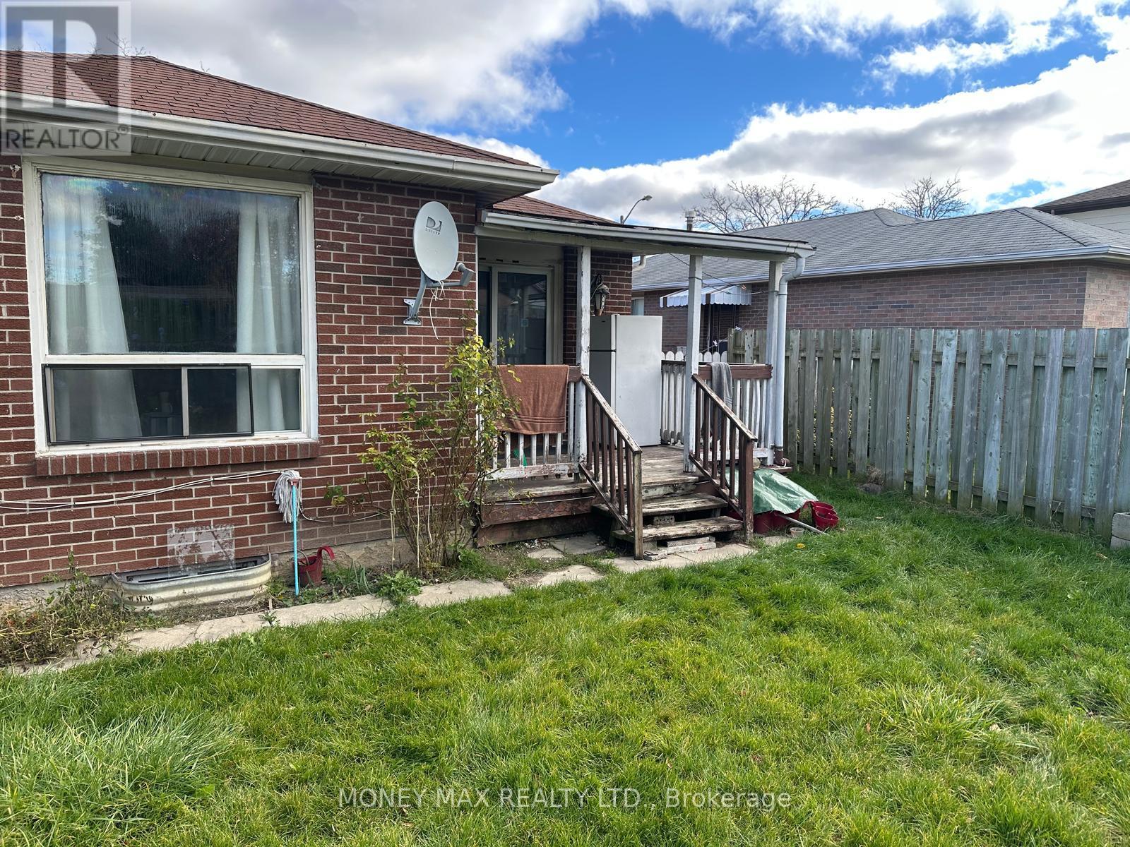 Main Floor - 22 Shalom Crescent, Toronto, Ontario  M9V 4J4 - Photo 3 - W12572612