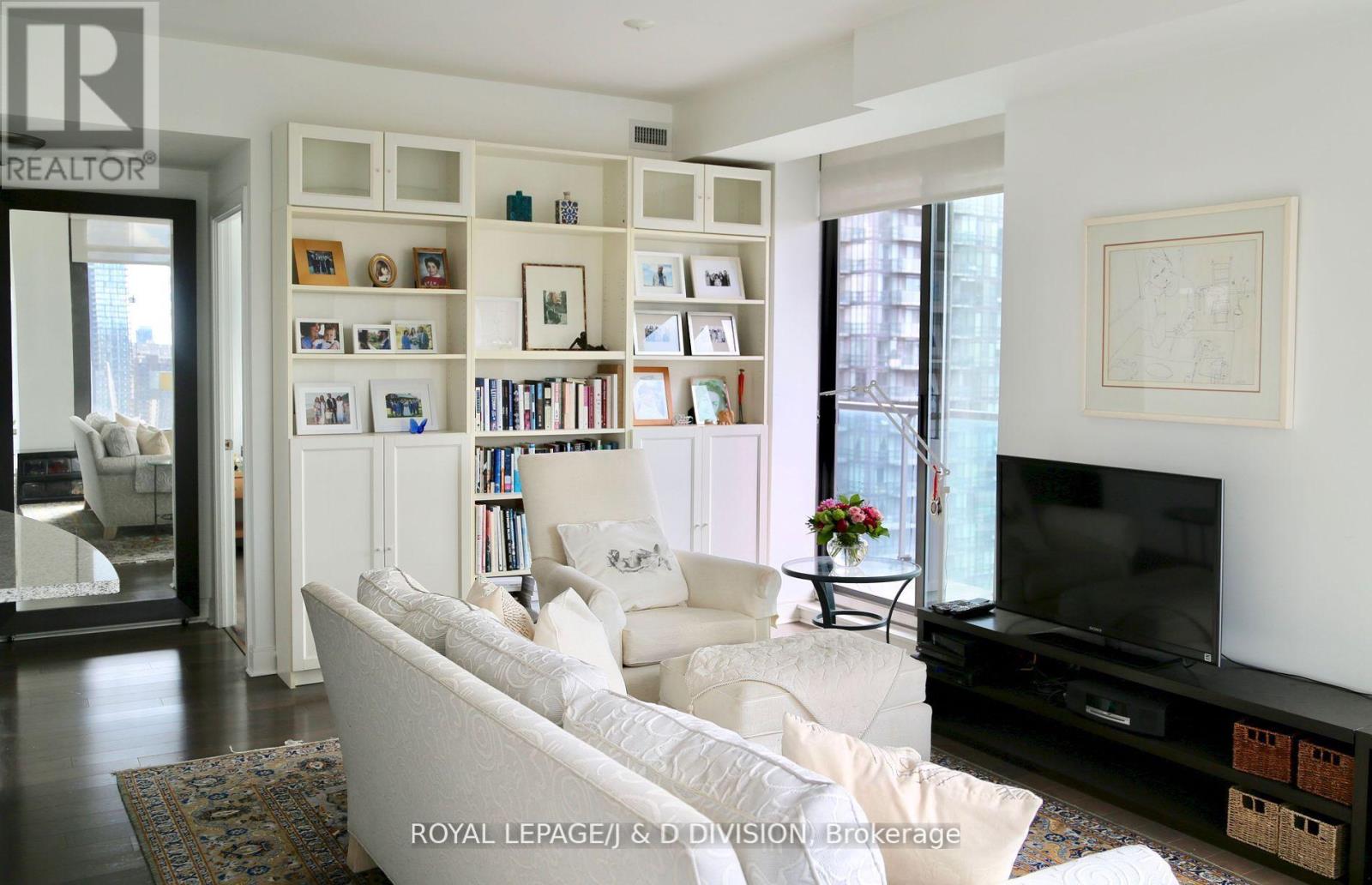 2202 - 18 Yorkville Avenue, Toronto, Ontario  M4W 3Y8 - Photo 2 - C12574760