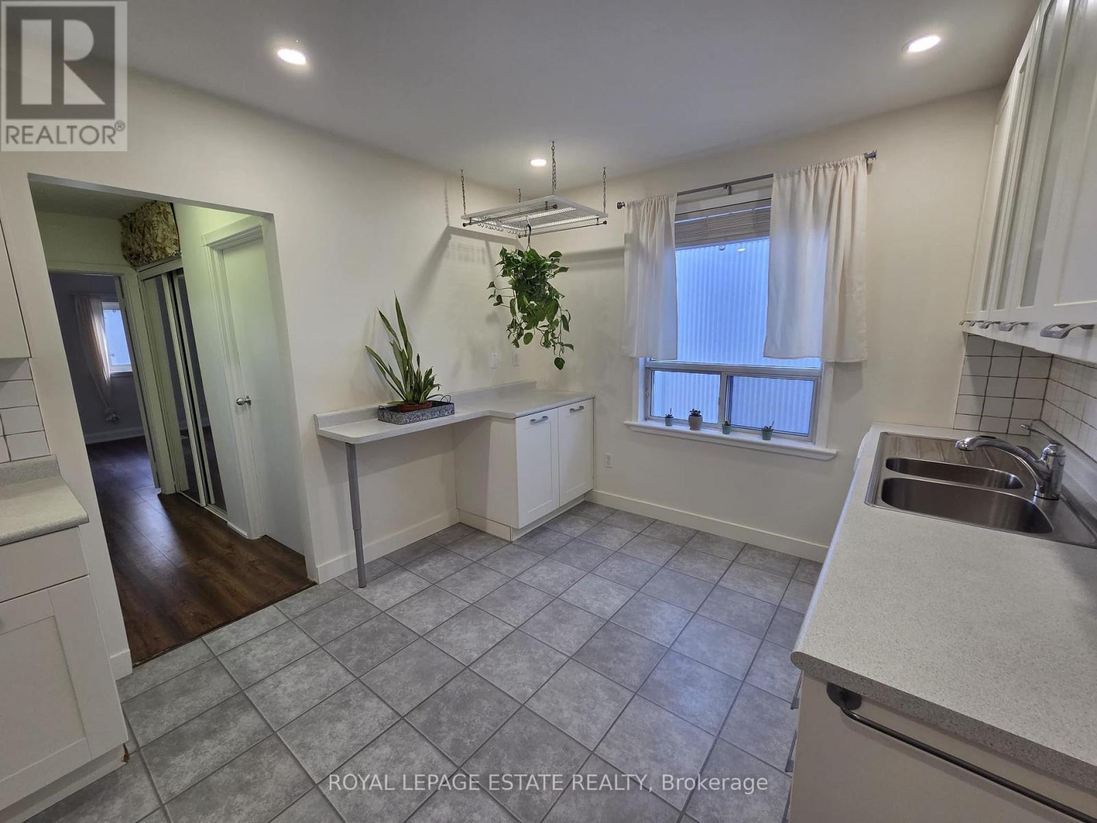 Main - 19 Orley Avenue, Toronto, Ontario  M4C 2B8 - Photo 9 - E12574996