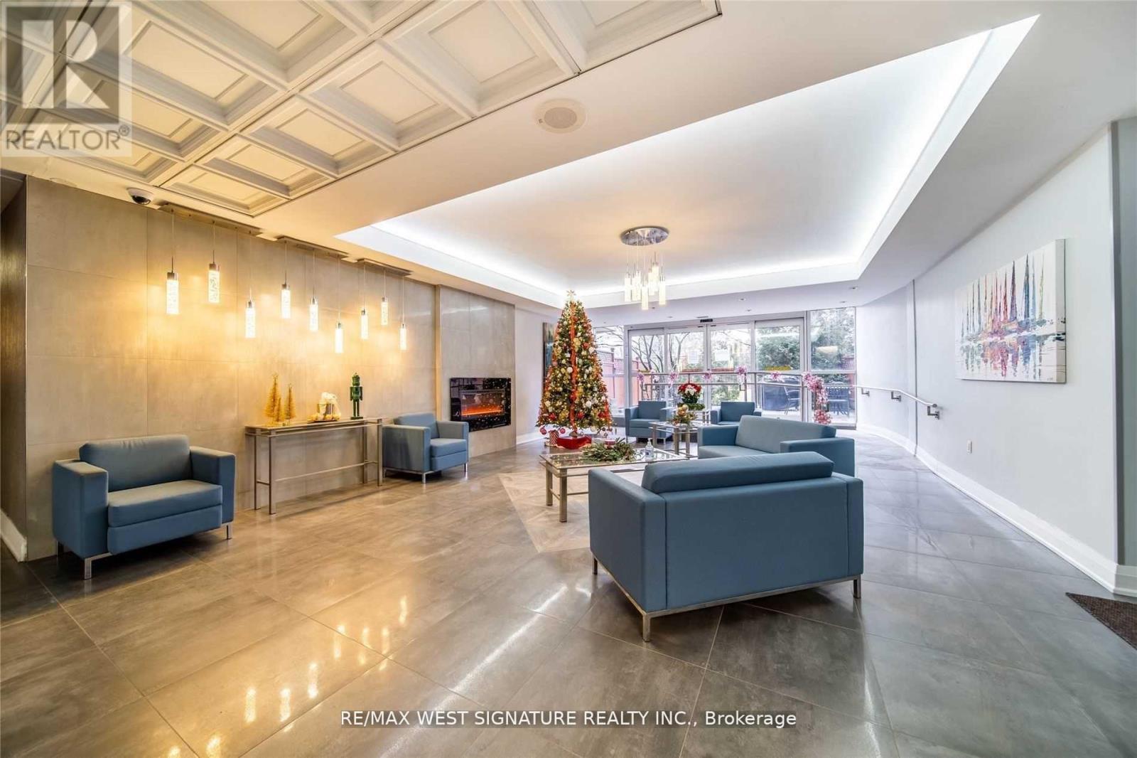 111 - 20 Harding Boulevard, Richmond Hill, Ontario L4C 9S4 - Photo 2 - N12574766