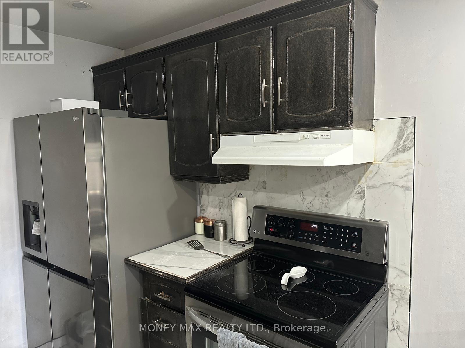 Main Floor - 22 Shalom Crescent, Toronto, Ontario  M9V 4J4 - Photo 7 - W12572612