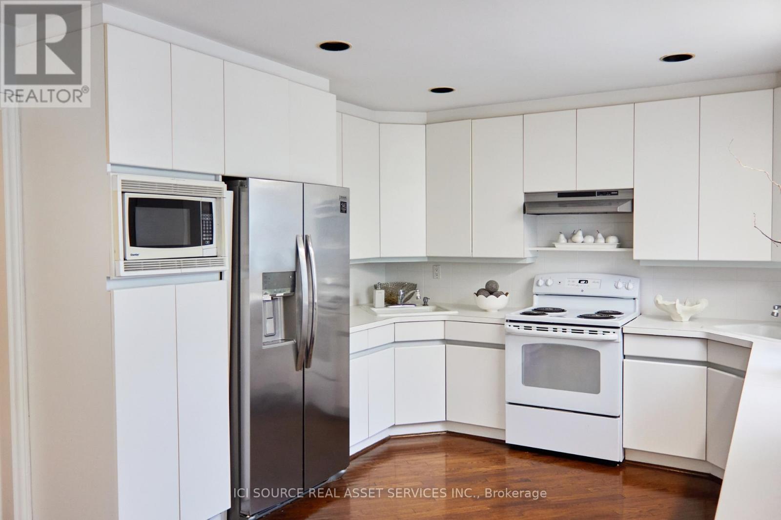 104 Almore Avenue, Toronto, Ontario  M3H 2H5 - Photo 4 - C12414211