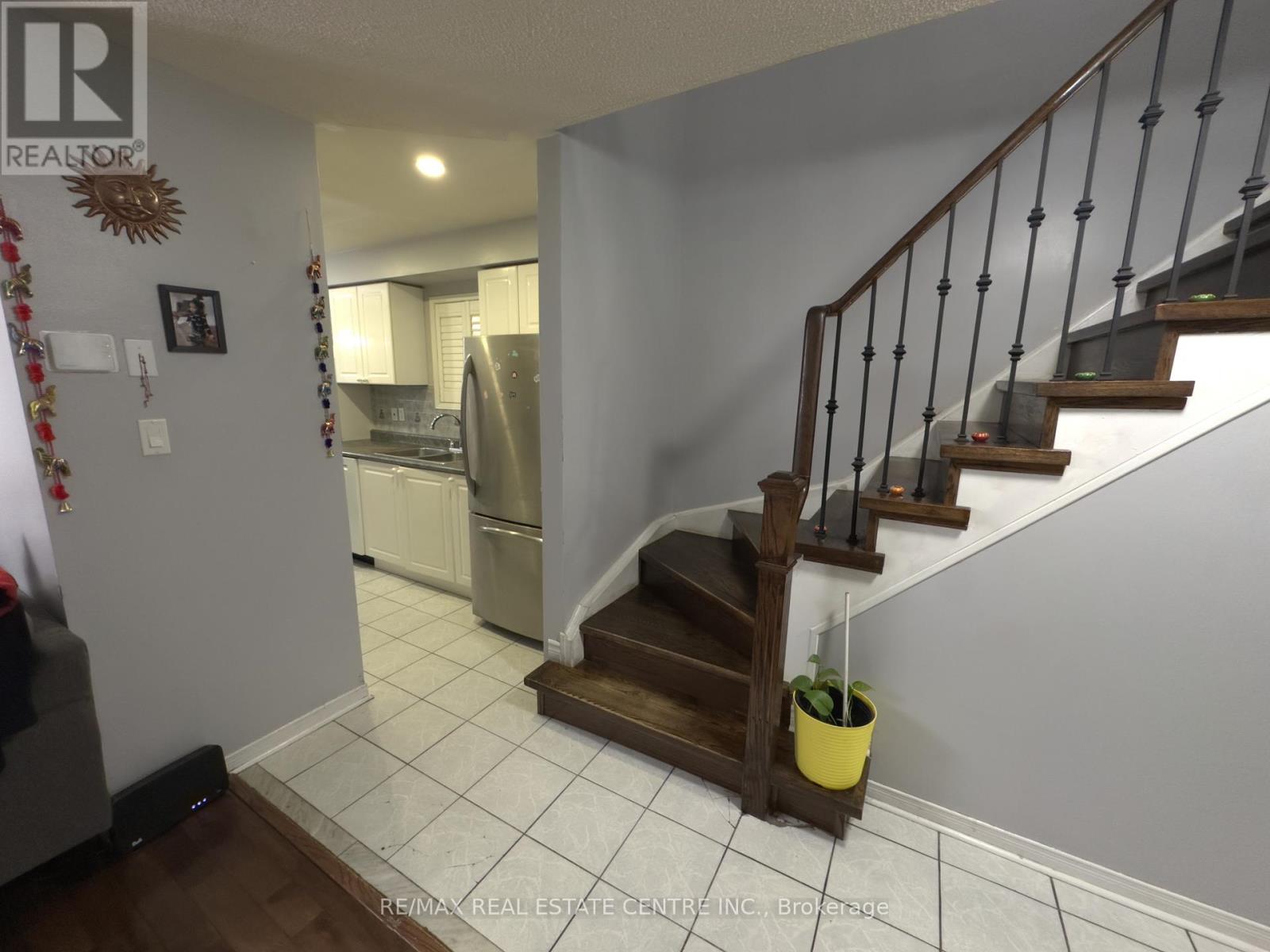 40 Ridgefield Court, Brampton, Ontario  L6P 1B4 - Photo 2 - W12574742