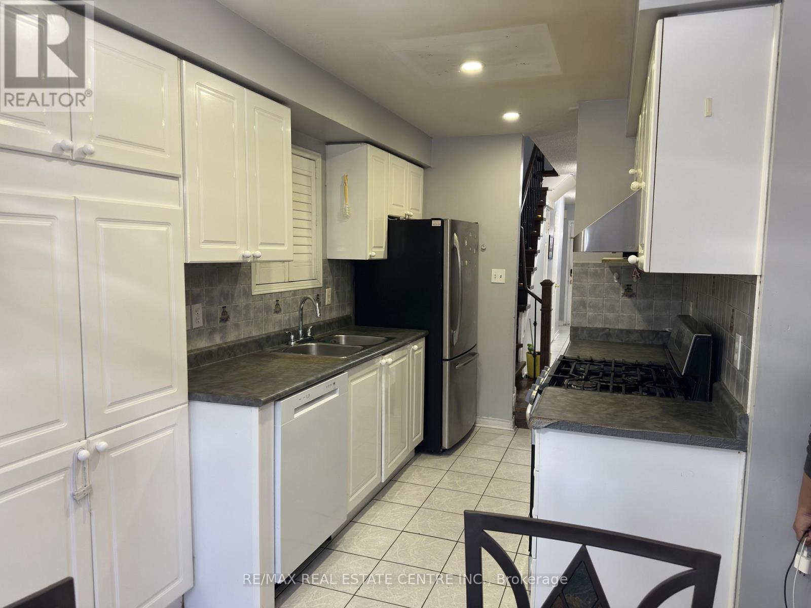 40 Ridgefield Court, Brampton, Ontario  L6P 1B4 - Photo 3 - W12574742