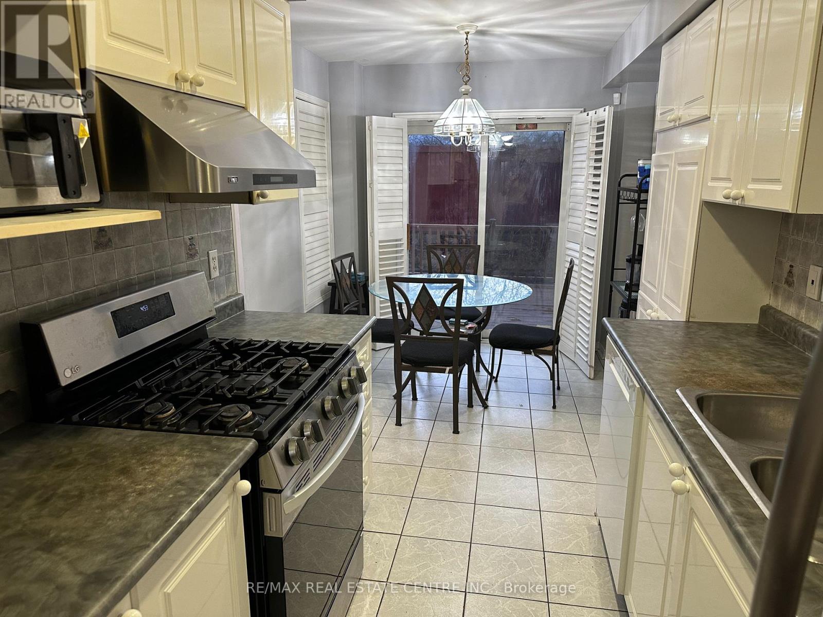 40 Ridgefield Court, Brampton, Ontario  L6P 1B4 - Photo 4 - W12574742