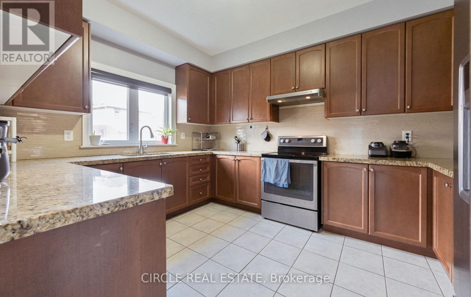 22 Brussels Avenue, Brampton, Ontario  L6Z 0A5 - Photo 9 - W12574838