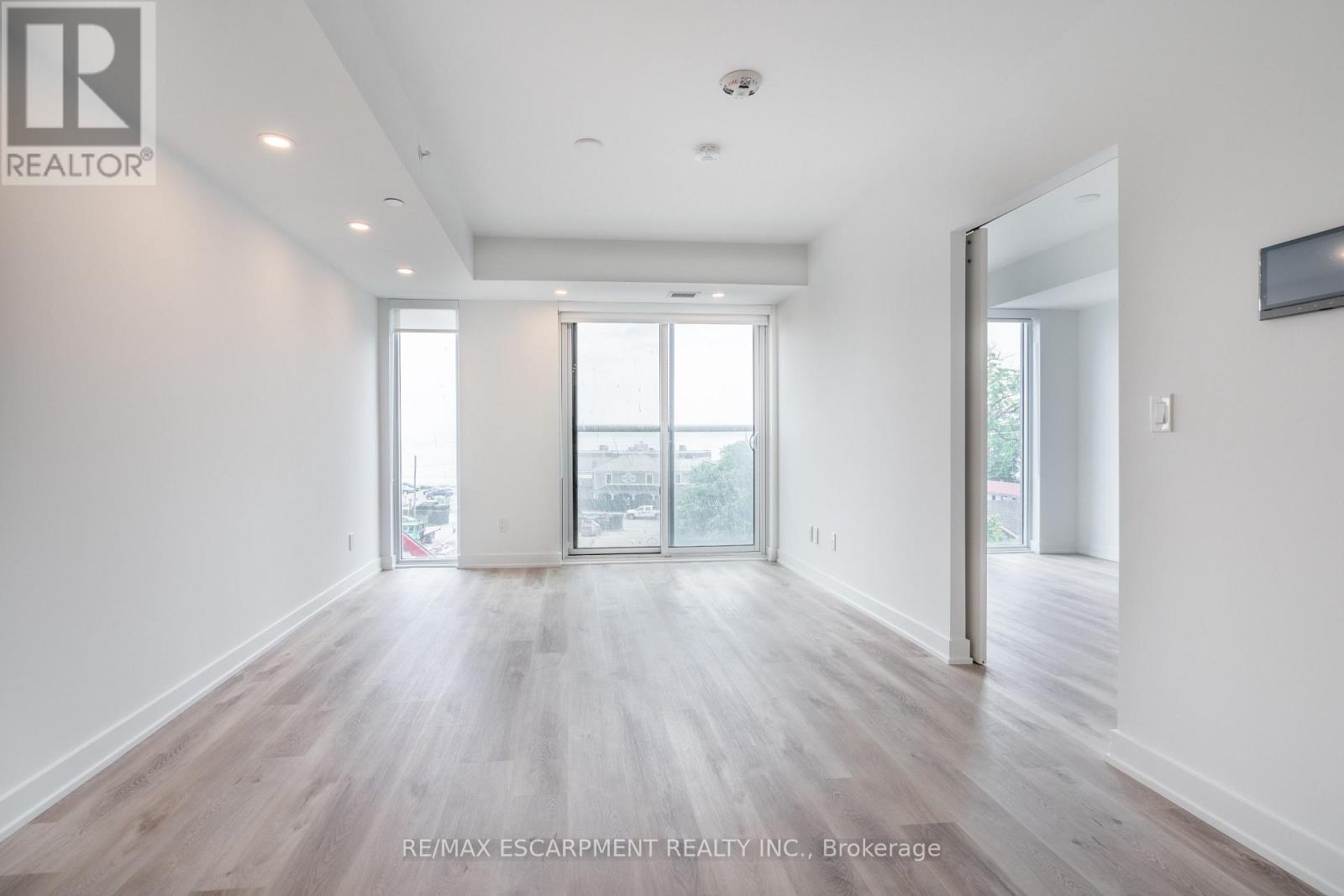 309 - 370 Martha Street, Burlington, Ontario  L7R 0G9 - Photo 9 - W12574840