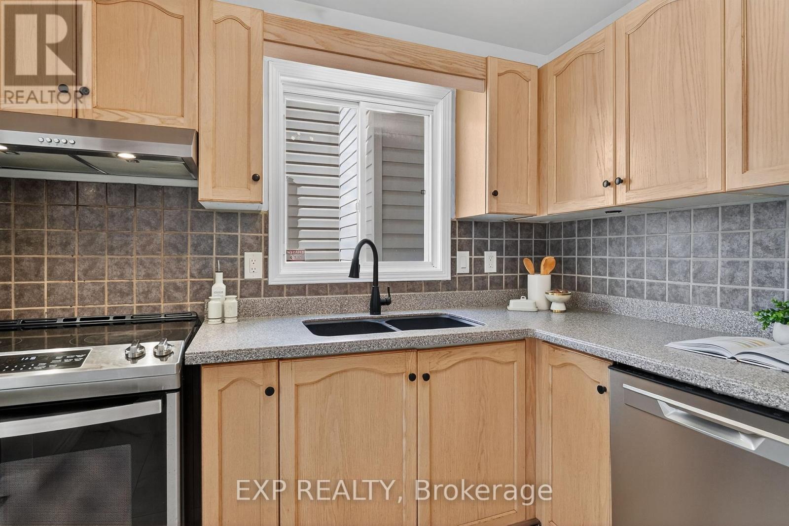 4902 Adam Court, Lincoln, Ontario  L3J 0E3 - Photo 9 - X12574736