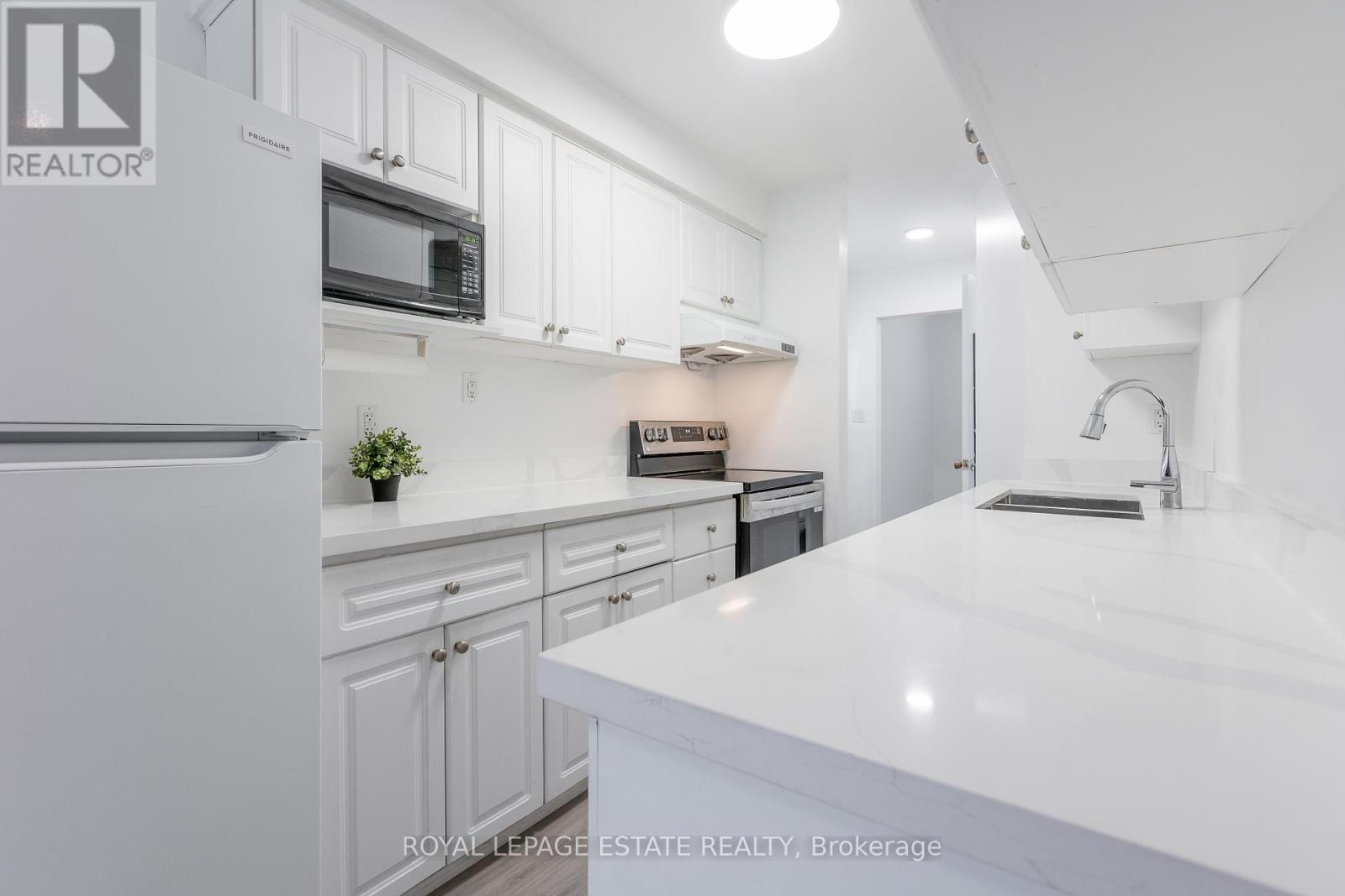 1040 Victoria Park Avenue, Toronto, Ontario  M4B 2K1 - Photo 4 - E12515212