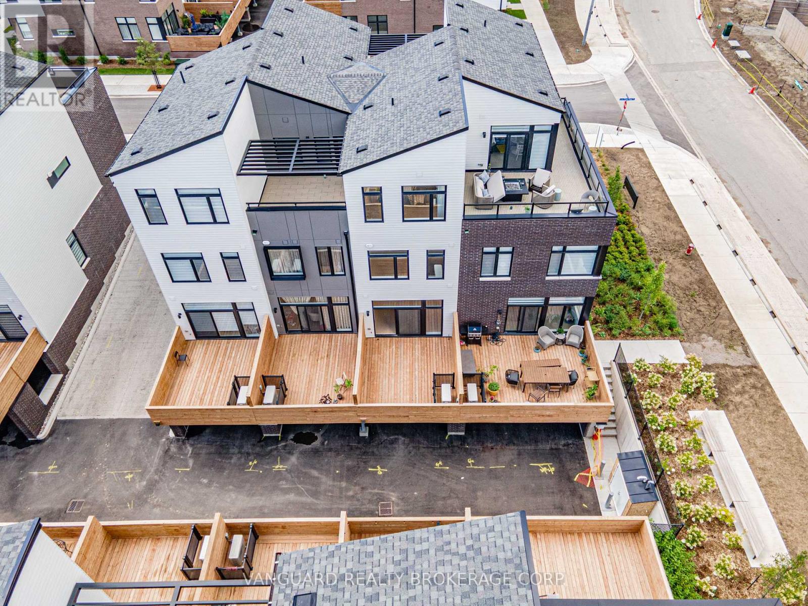 21 - 15 Lou Parsons Way, Mississauga, Ontario  L5H 0B2 - Photo 7 - W12363176