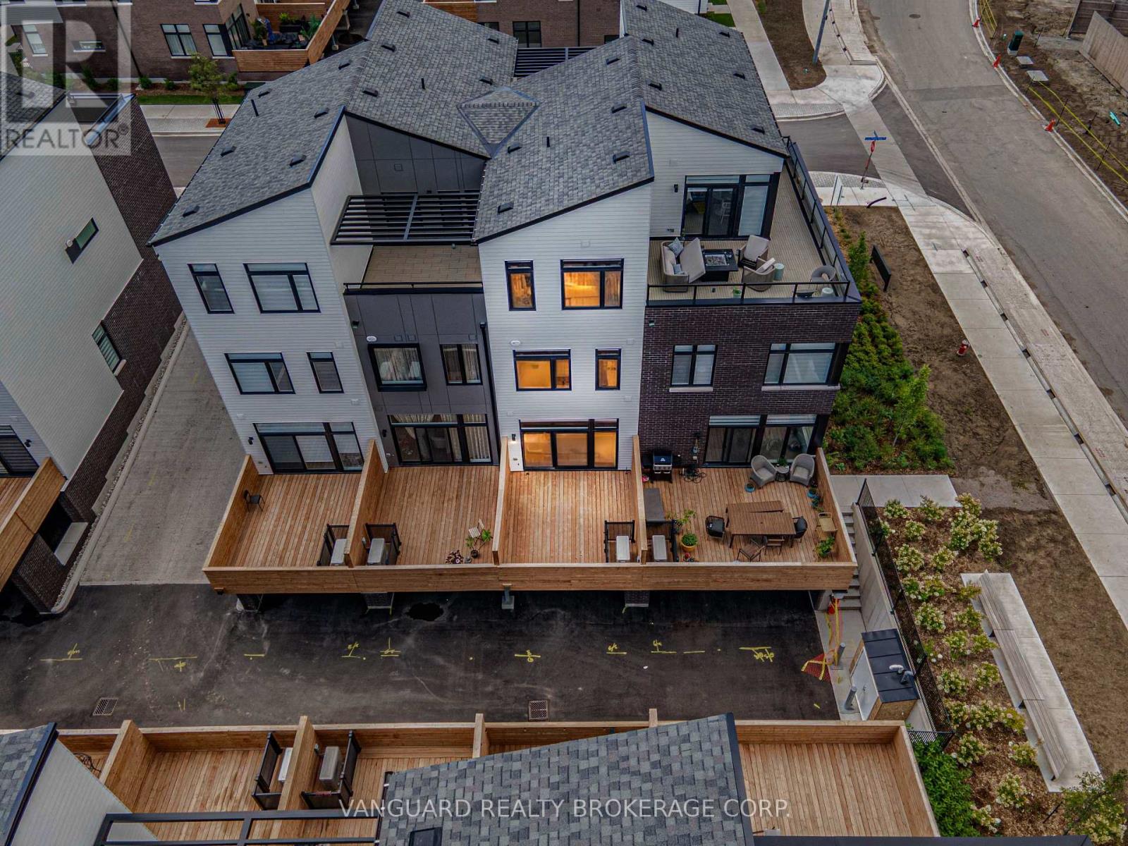 21 - 15 Lou Parsons Way, Mississauga (Port Credit), Ontario  L5H 0B2 - Photo 2 - W12362703