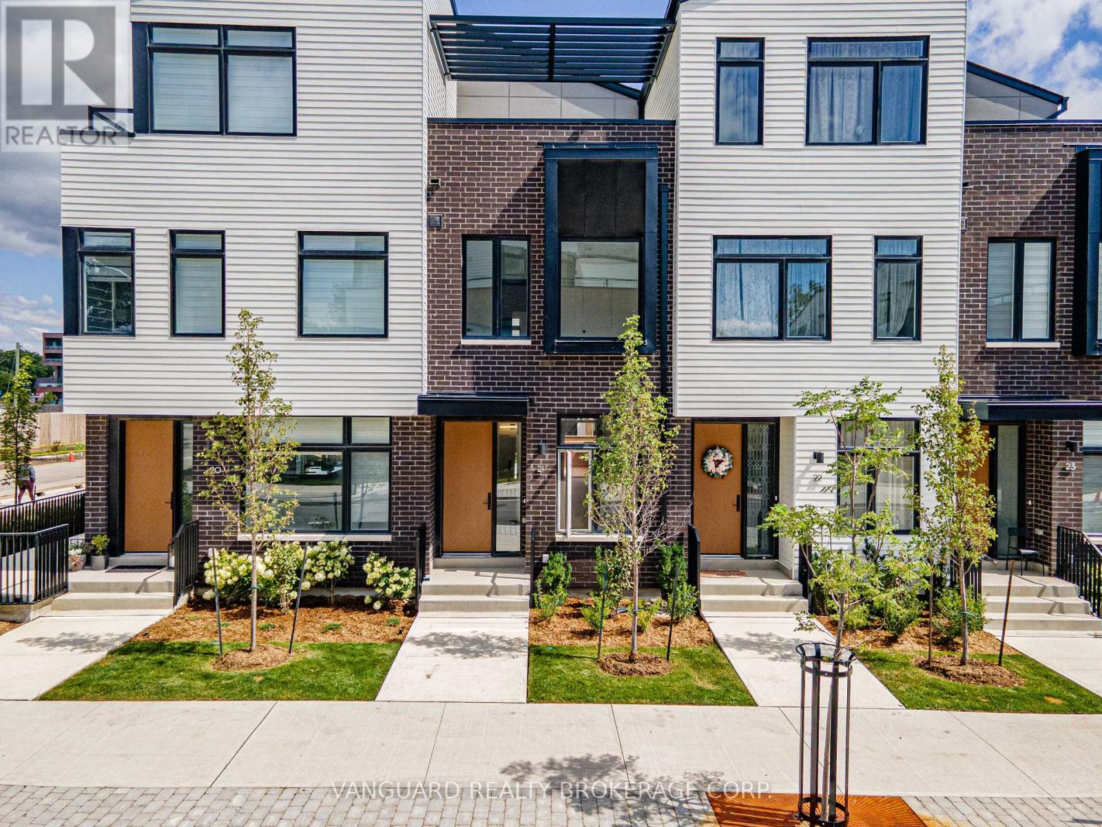 21 - 15 Lou Parsons Way, Mississauga (Port Credit), Ontario  L5H 0B2 - Photo 3 - W12362703