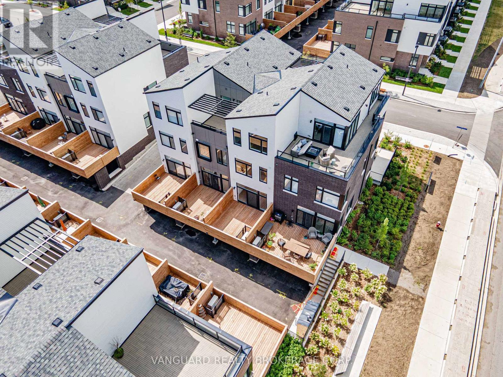 21 - 15 Lou Parsons Way, Mississauga (Port Credit), Ontario  L5H 0B2 - Photo 8 - W12362703