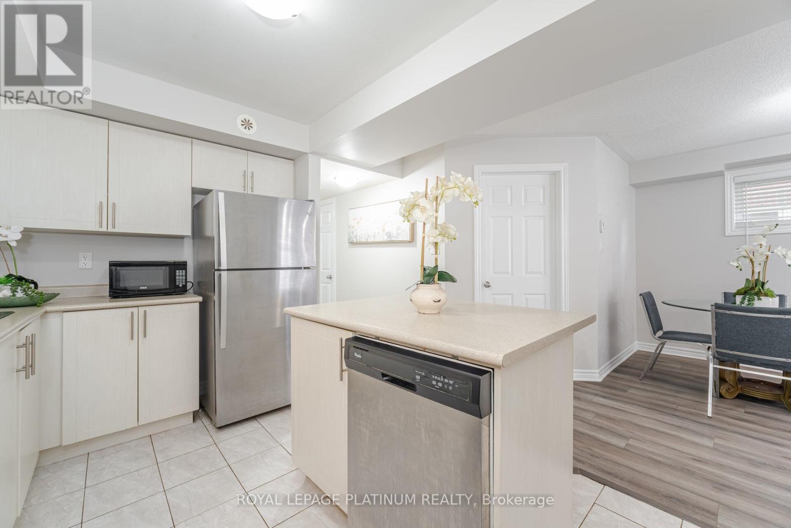 9-01 - 2420 Baronwood Drive, Oakville, Ontario  L6M 0X6 - Photo 10 - W12412005