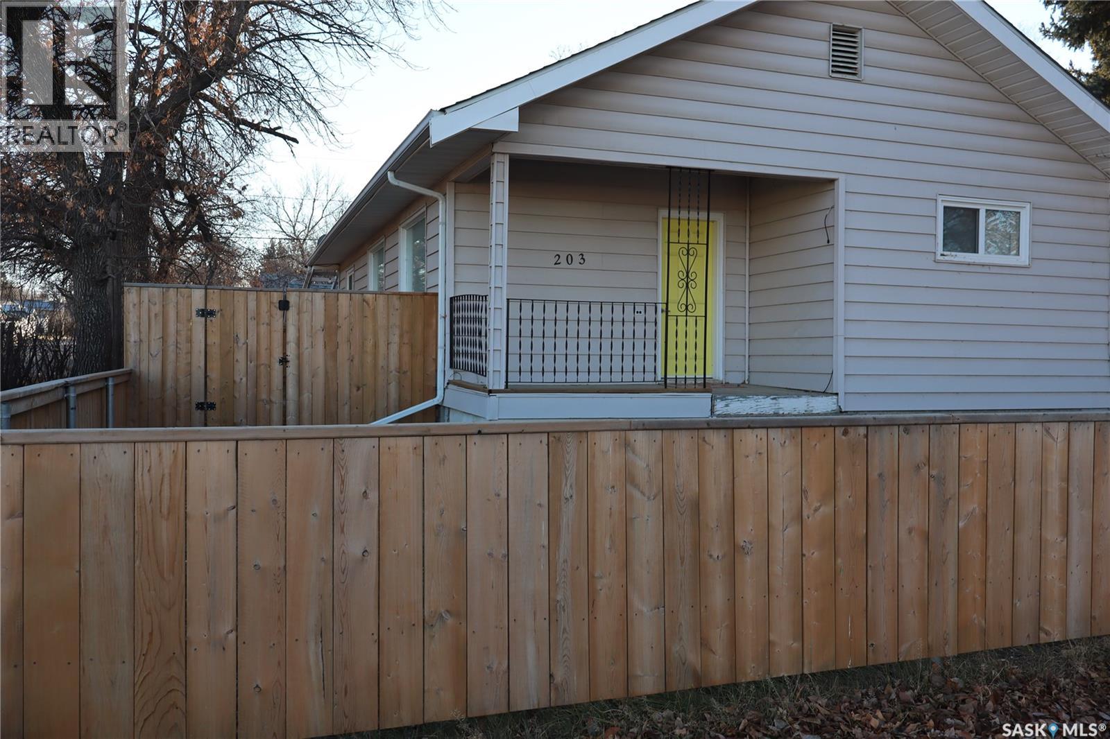 203 5th Avenue W, Assiniboia, Saskatchewan  S0H 0B0 - Photo 29 - SK024630