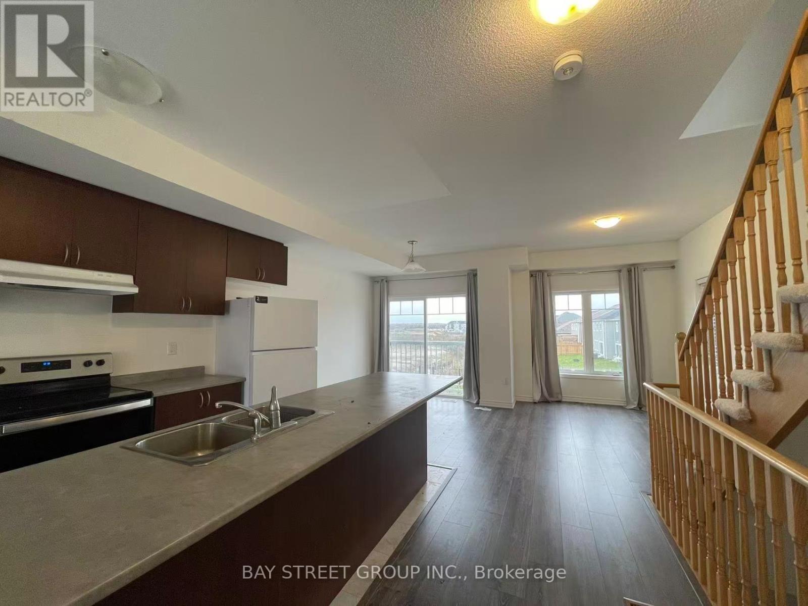 53 Shelburne Avenue, Wasaga Beach, Ontario L9Z 0J4 - Photo 7 - S12484477