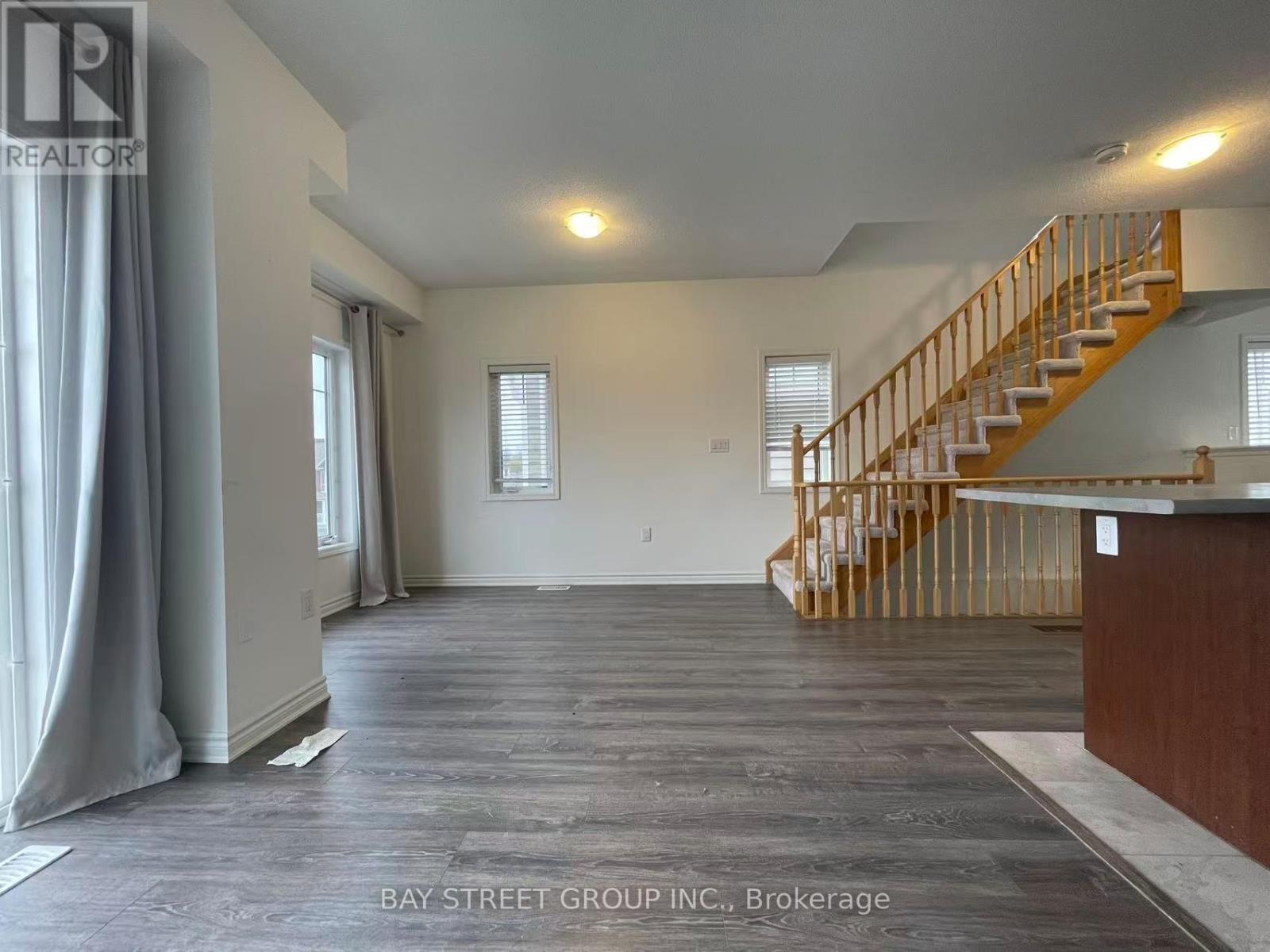 53 Shelburne Avenue, Wasaga Beach, Ontario L9Z 0J4 - Photo 11 - S12484477