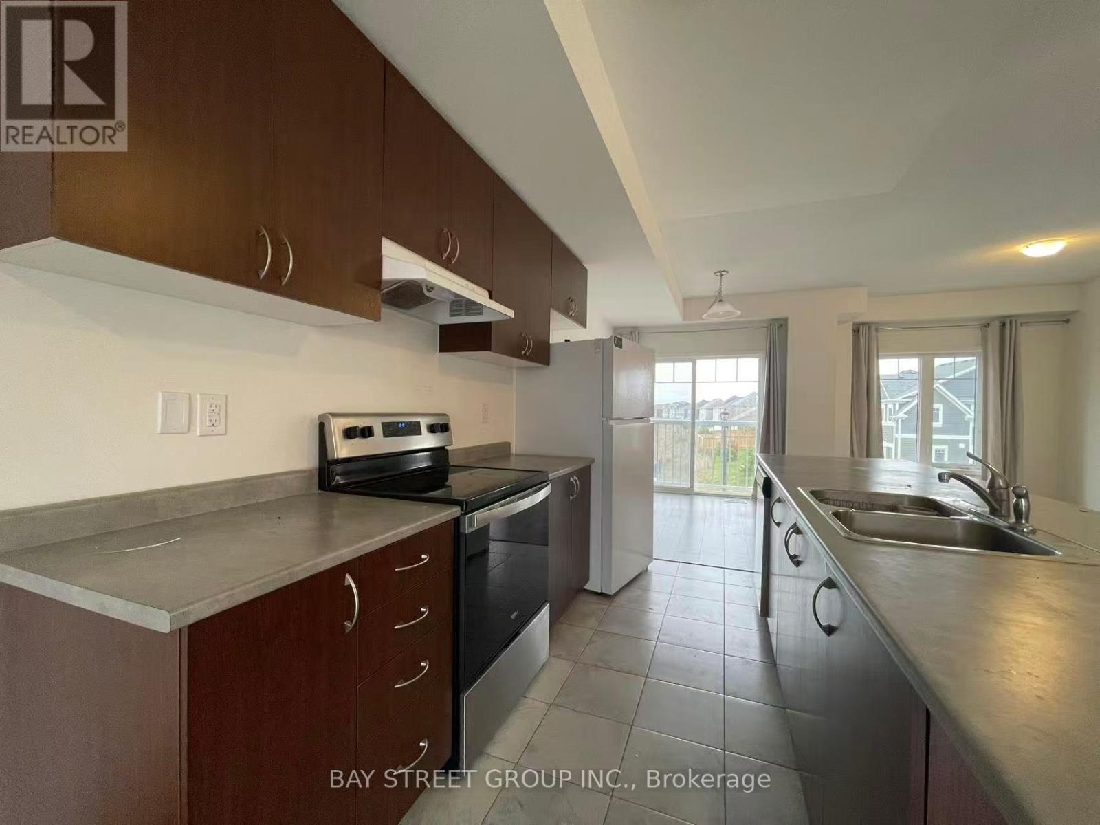 53 Shelburne Avenue, Wasaga Beach, Ontario L9Z 0J4 - Photo 6 - S12484477