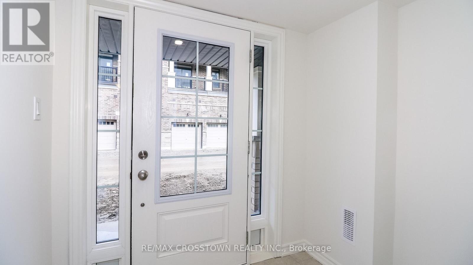 Unit 21 - 2023 Matteer Court, Innisfil, Ontario  L9S 4T9 - Photo 5 - N12575224