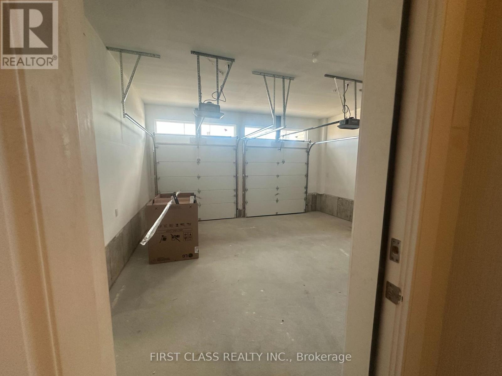 8 Balance Crescent, Markham, Ontario  L6C 3R4 - Photo 9 - N12575260