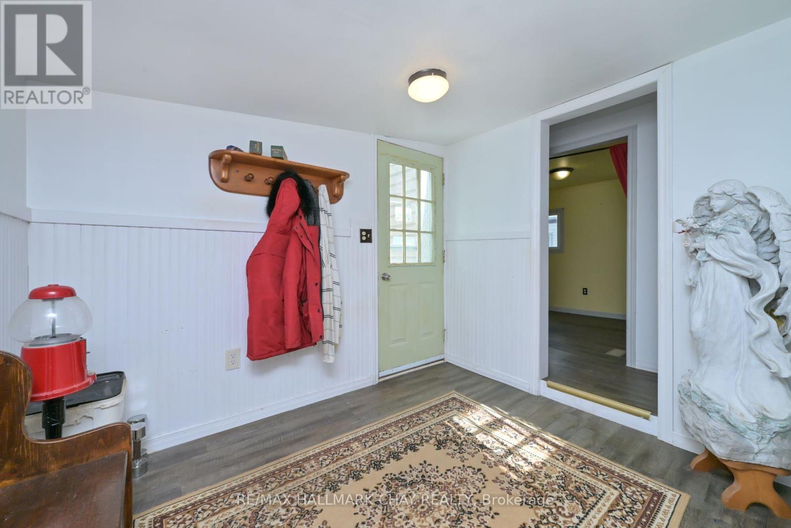 32 Shamrock Crescent, Essa, Ontario  L3W 0A5 - Photo 4 - N12575262