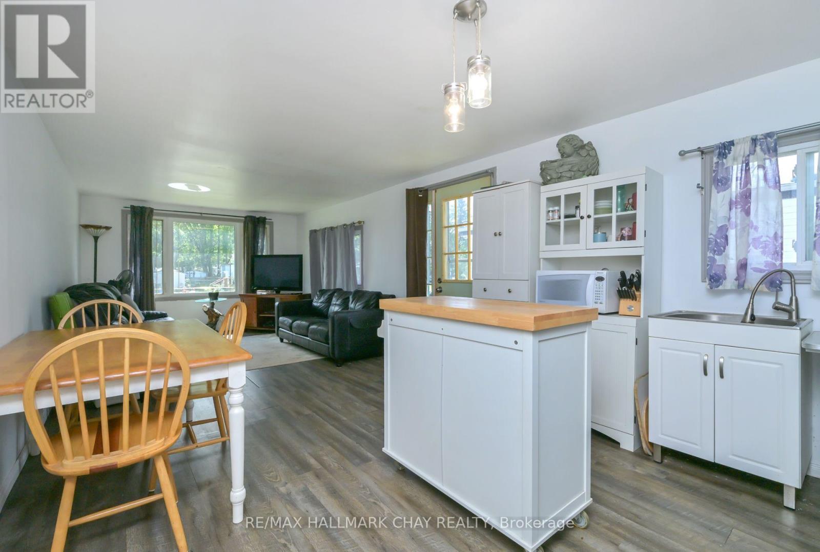 32 Shamrock Crescent, Essa, Ontario  L3W 0A5 - Photo 5 - N12575262