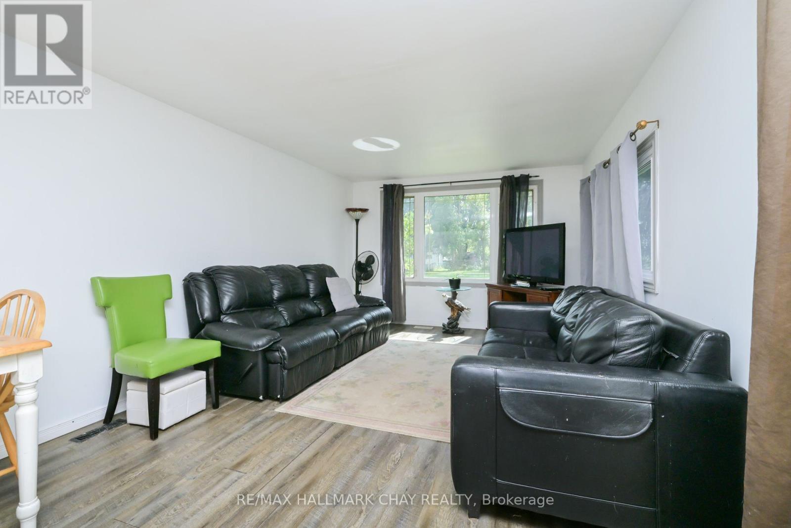 32 Shamrock Crescent, Essa, Ontario  L3W 0A5 - Photo 9 - N12575262