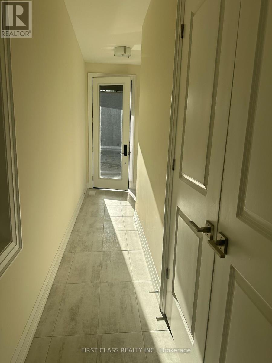 410 York Downs Boulevard, Markham, Ontario  L6C 3R4 - Photo 3 - N12575282