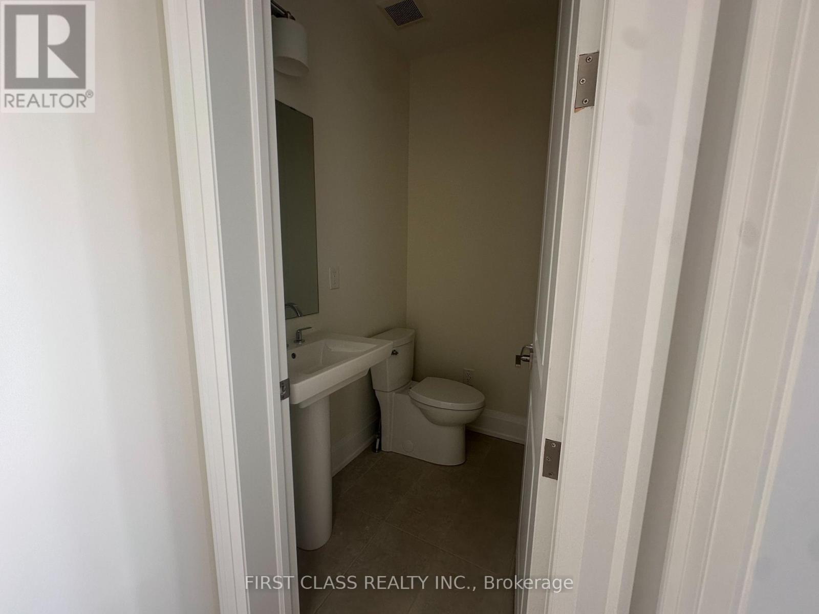 410 York Downs Boulevard, Markham, Ontario  L6C 3R4 - Photo 9 - N12575282