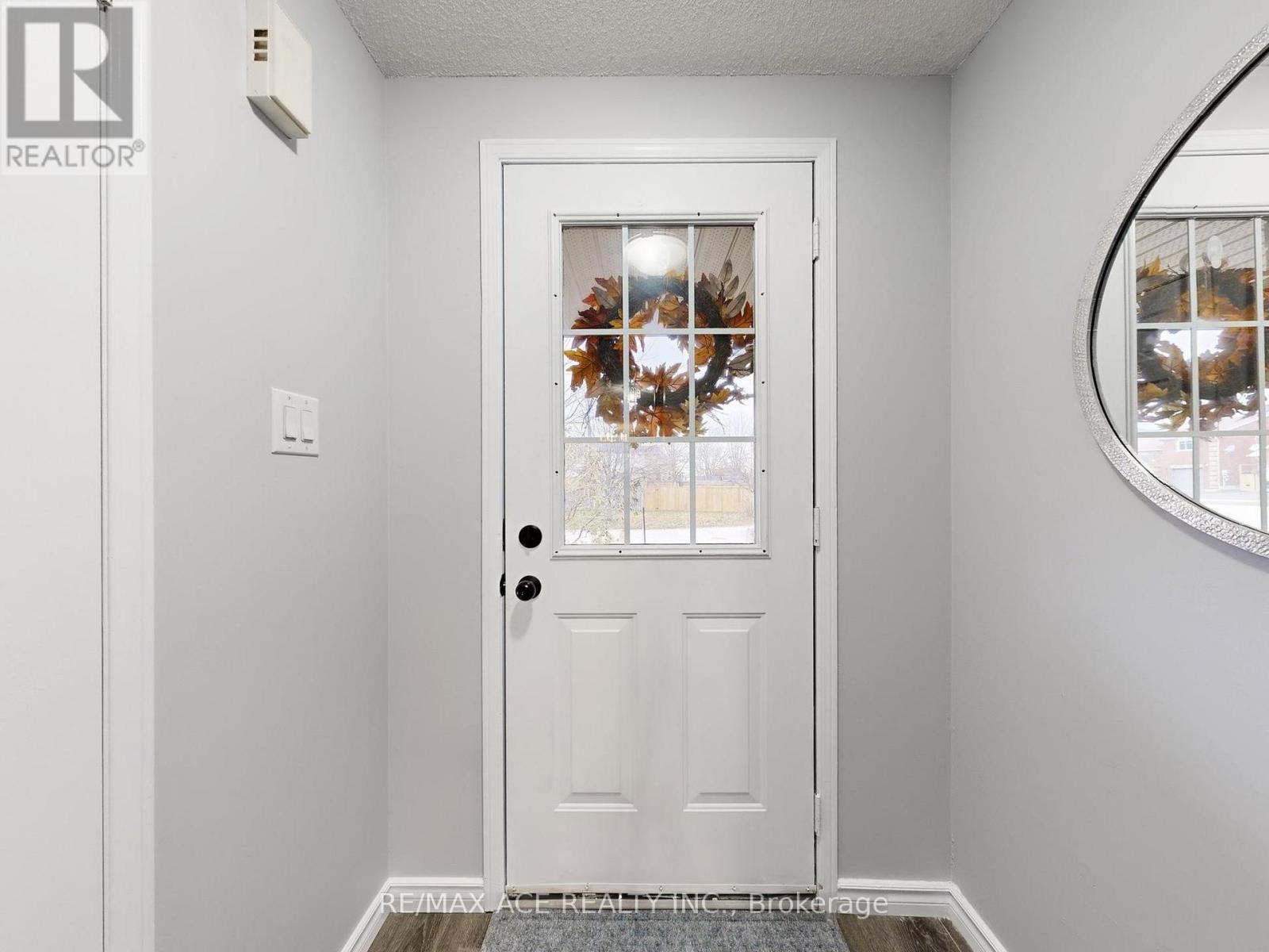 6 Aconley Court, Barrie, Ontario  L4M 7B3 - Photo 17 - S12575124