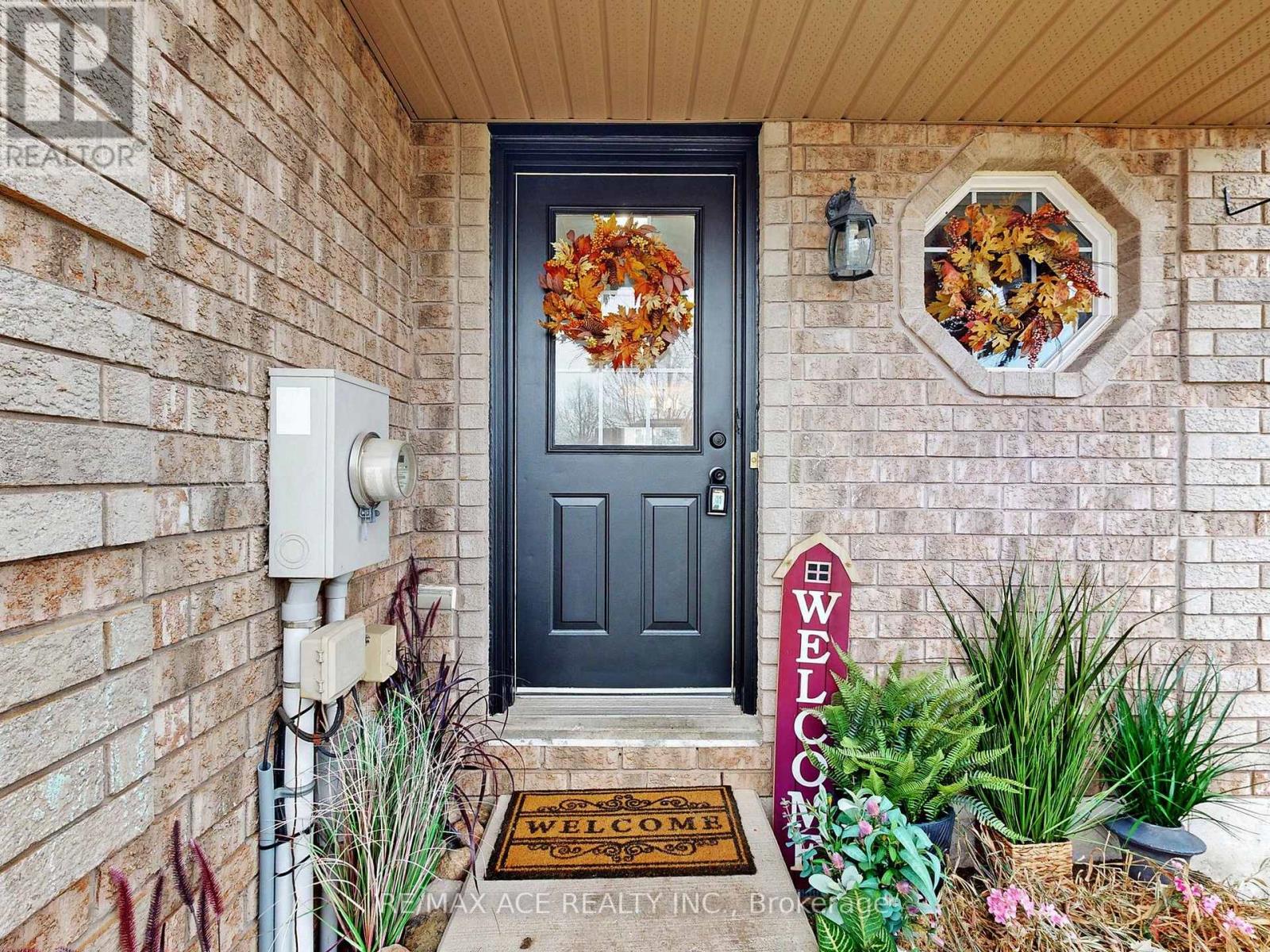 6 Aconley Court, Barrie, Ontario  L4M 7B3 - Photo 3 - S12575124