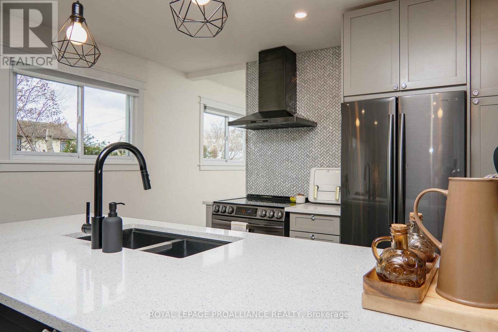 37 Leopold Street, Quinte West, Ontario  K8V 2K1 - Photo 12 - X12573222