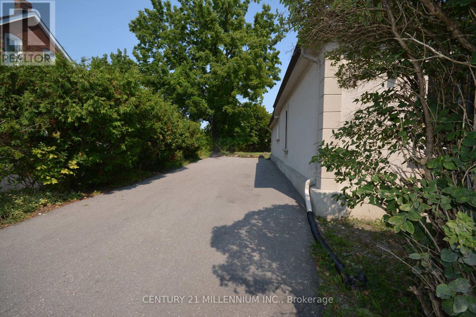 8 West Street W, Brampton (Downtown Brampton), Ontario  L6X 1V7 - Photo 2 - W12575114