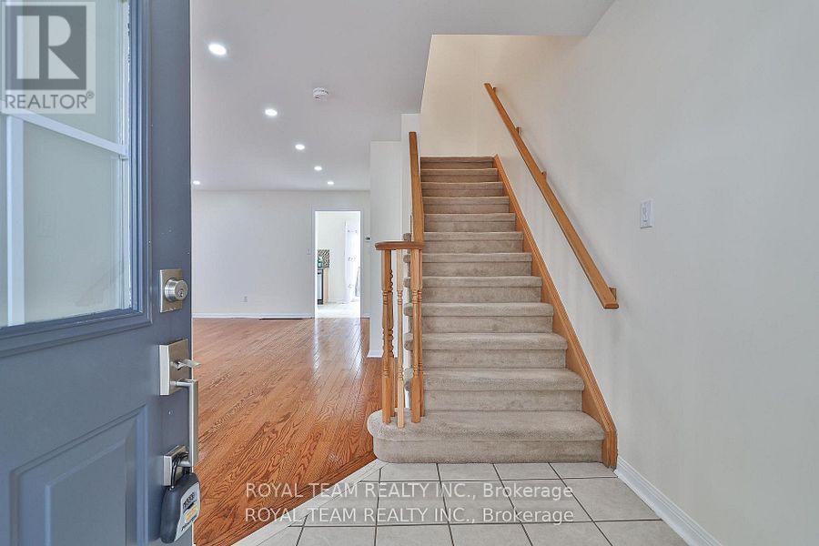 2439 Hollybrook Drive, Oakville, Ontario  L6M 4S8 - Photo 3 - W12575152